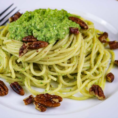 spaghetti cucinati con pesto di gambi di broccoli